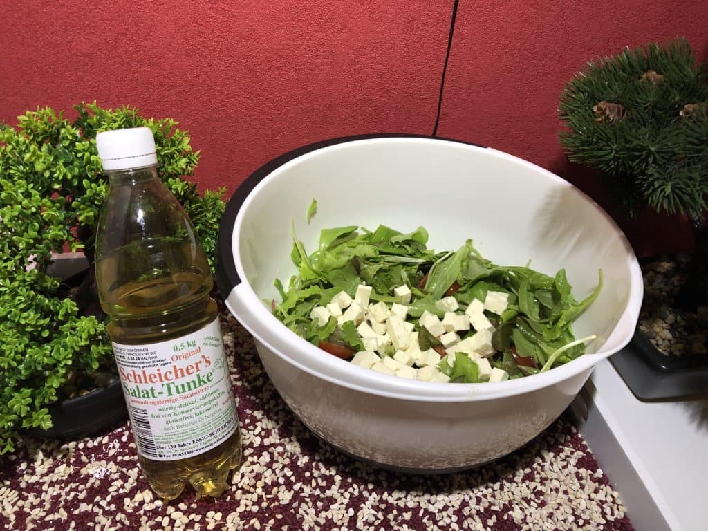 Die Original Schleicher's Salat-Tunke angerichtet