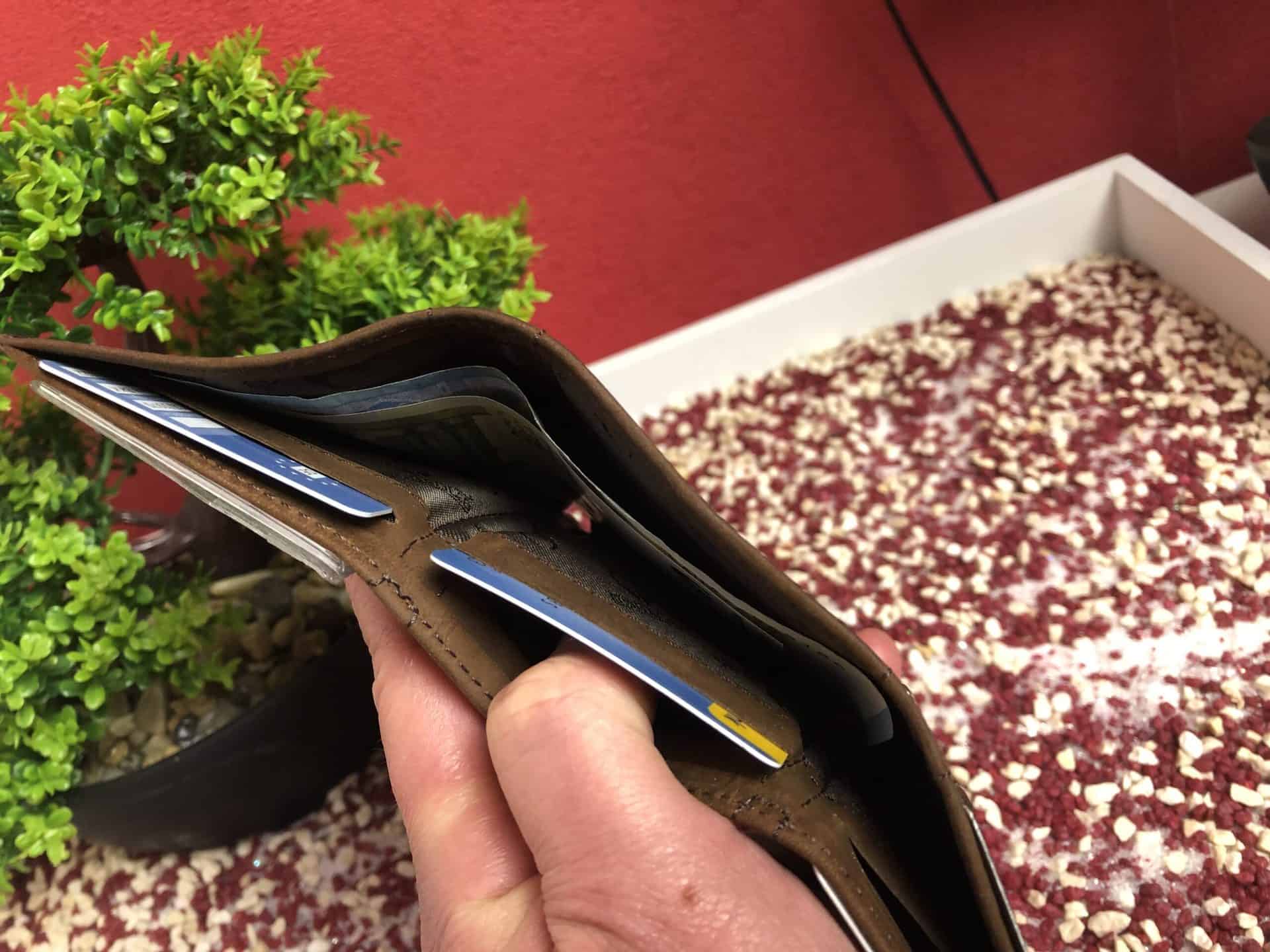 Extra Kartenfächer und Geldscheinfach des Donbolso Mini Wallets