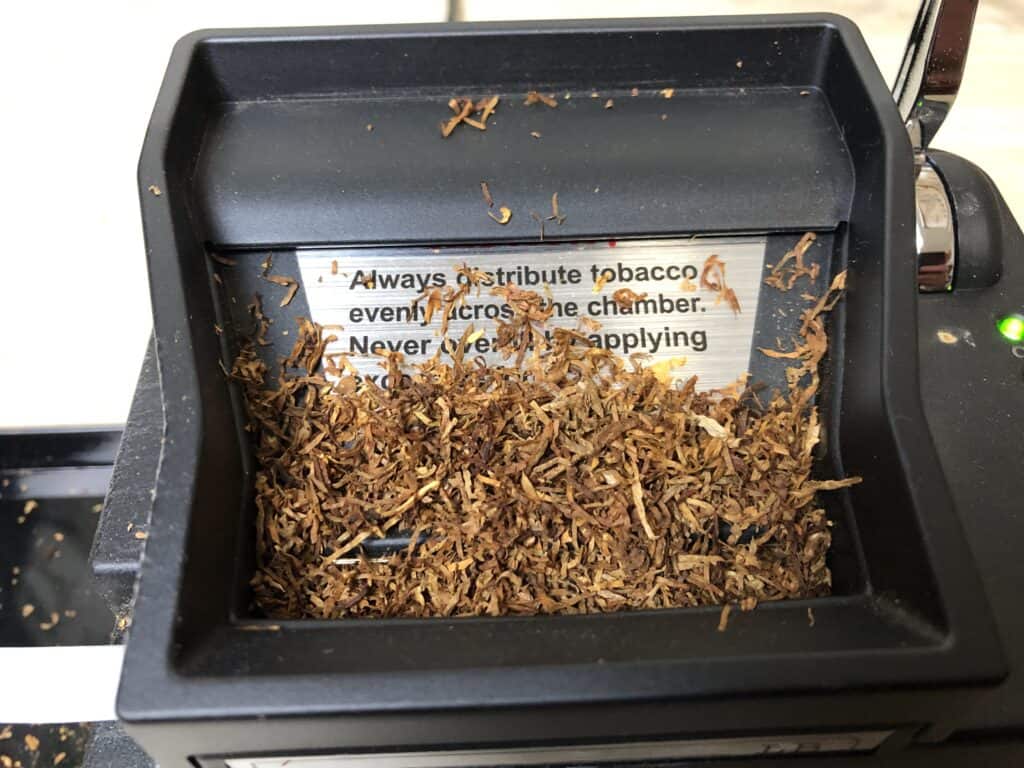 Der Tabaktrichter gefüllt mit Tabak