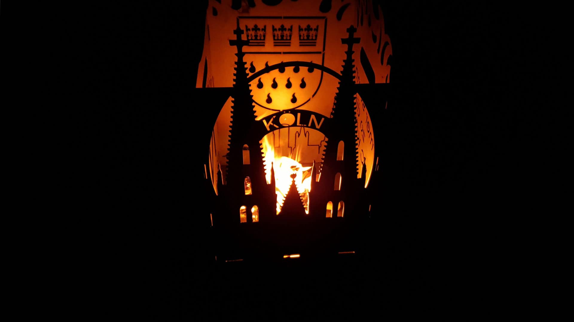 Der brennende Feuerkorb, zu sehen der Kölner Dom