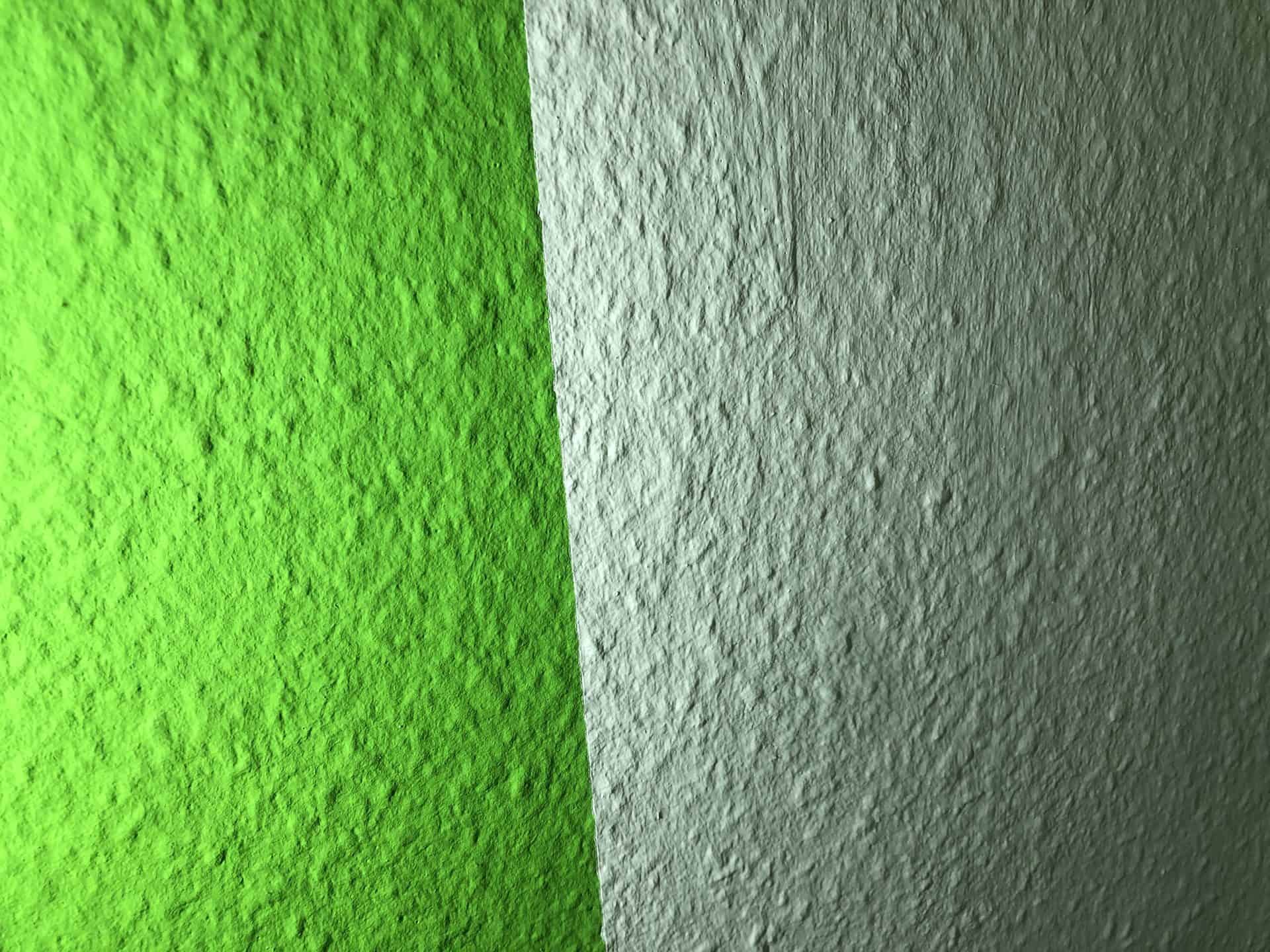 Hier sieht man den Streifen der Farbe-Direkt Innenfarbe Spring Green auf dem kräftigen grün