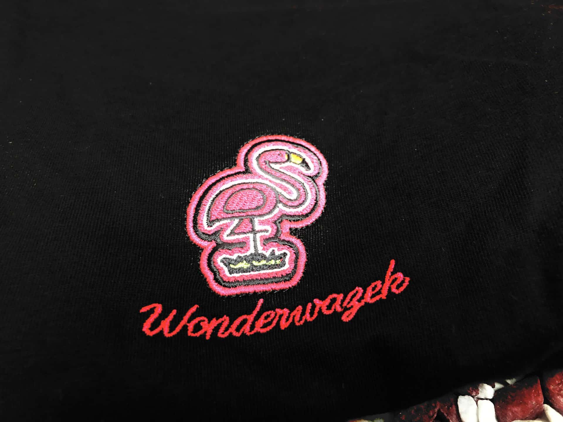 Der Flamingo eingestickt im Wonderwazek T-Shirt Kleid
