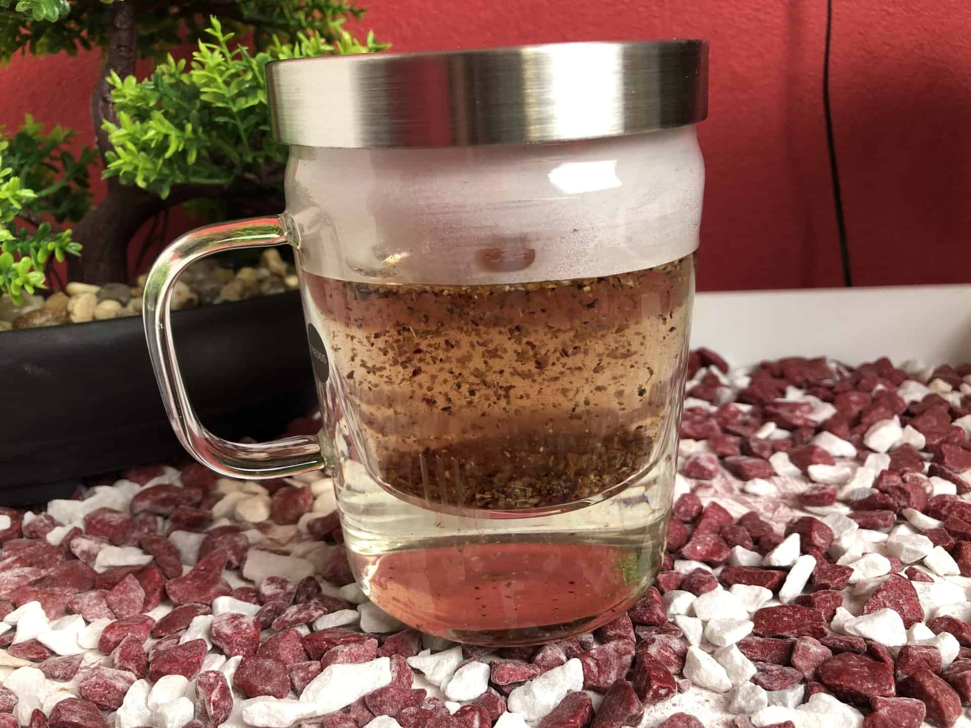 Das Friedos Tee Glas mit Sieb mit Tee