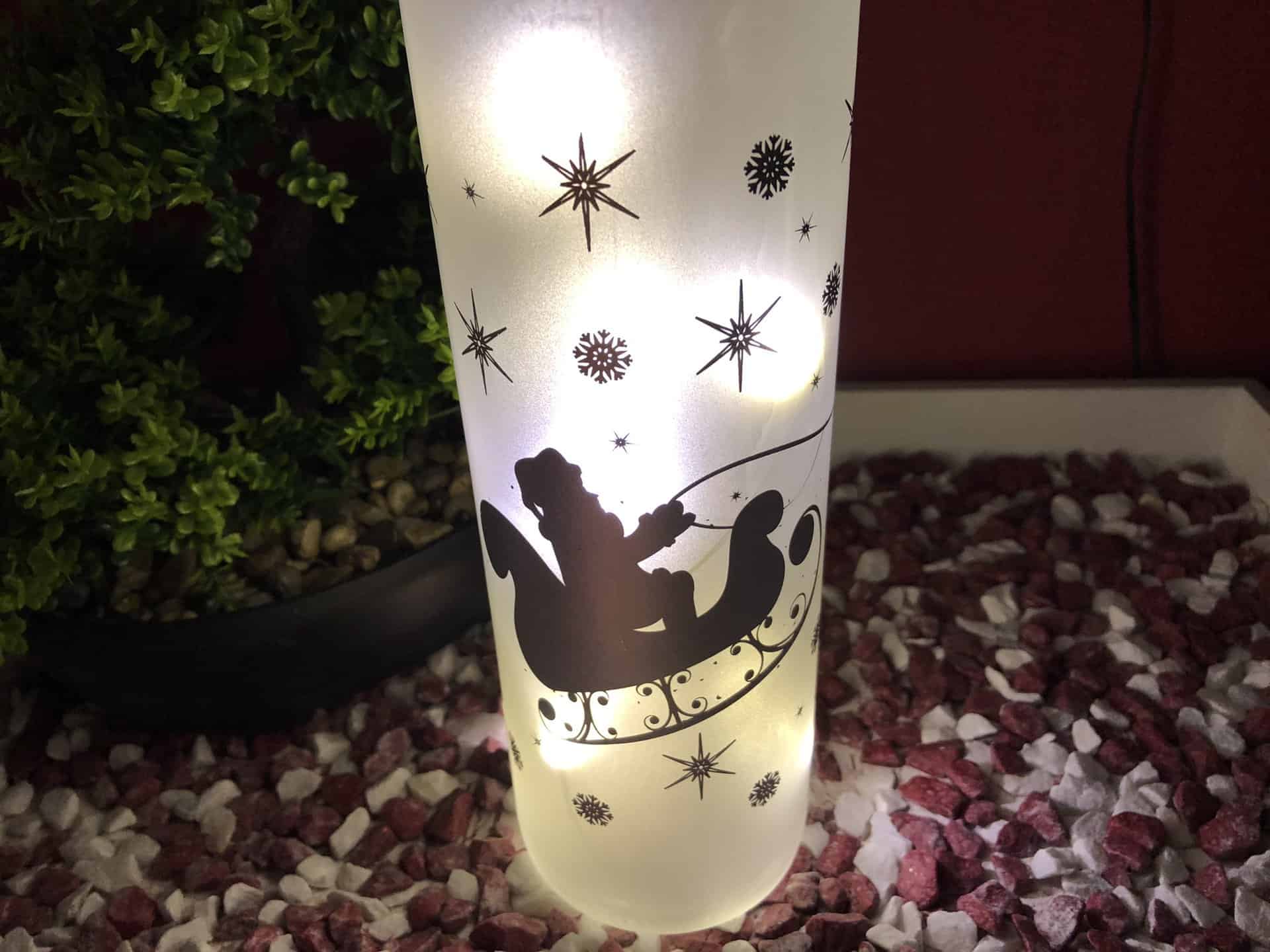 Die Weihnachtsdeko Glasflasche Weihnachtsmann mit Licht von Floristik24