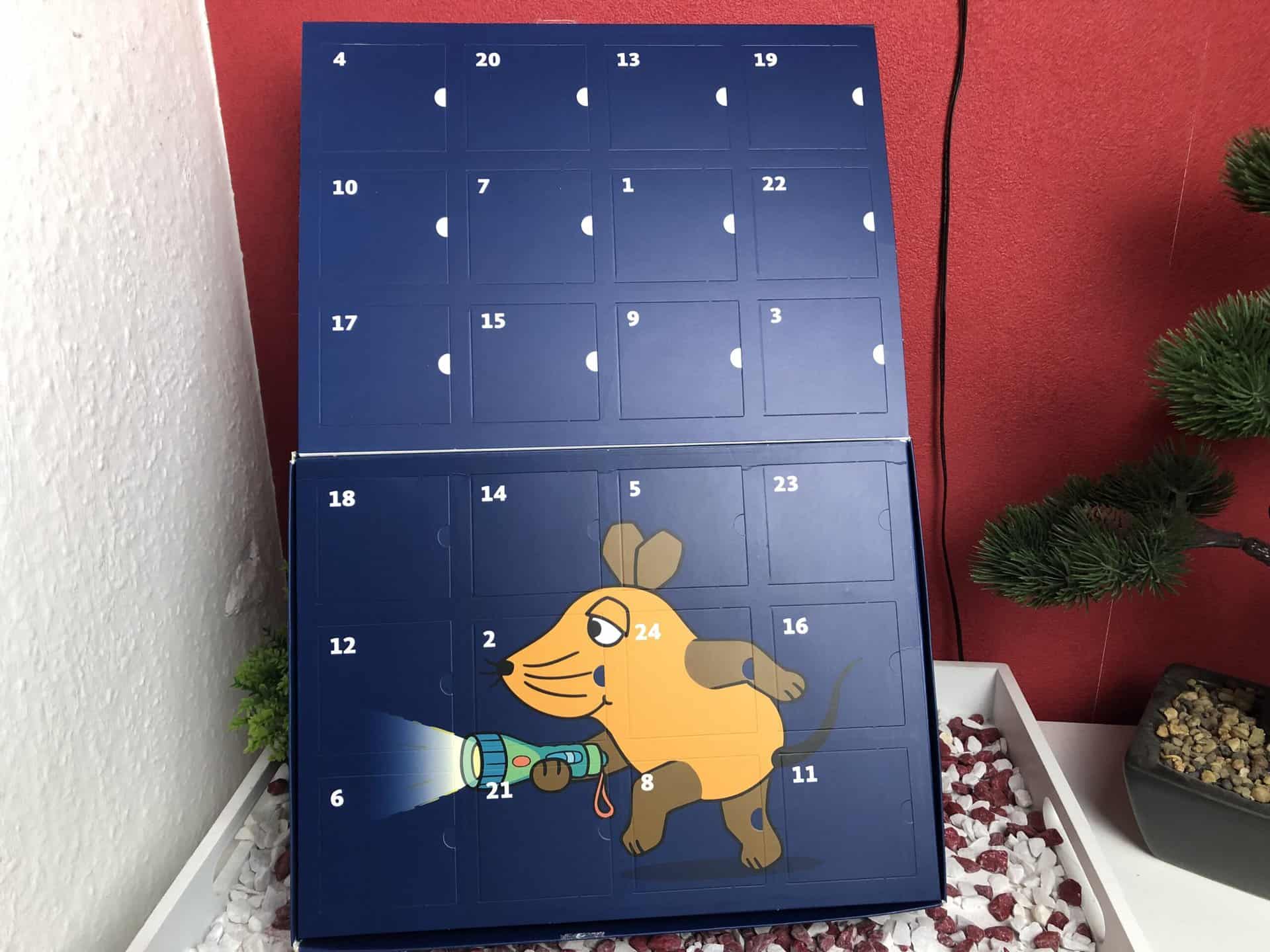 Der Franzis Escape Adventskalender mit der Maus aufgeklappt
