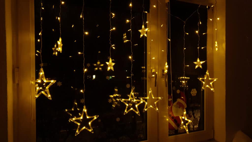 Die Salcar LED Lichterkette Stern am Fenster beleuchtet