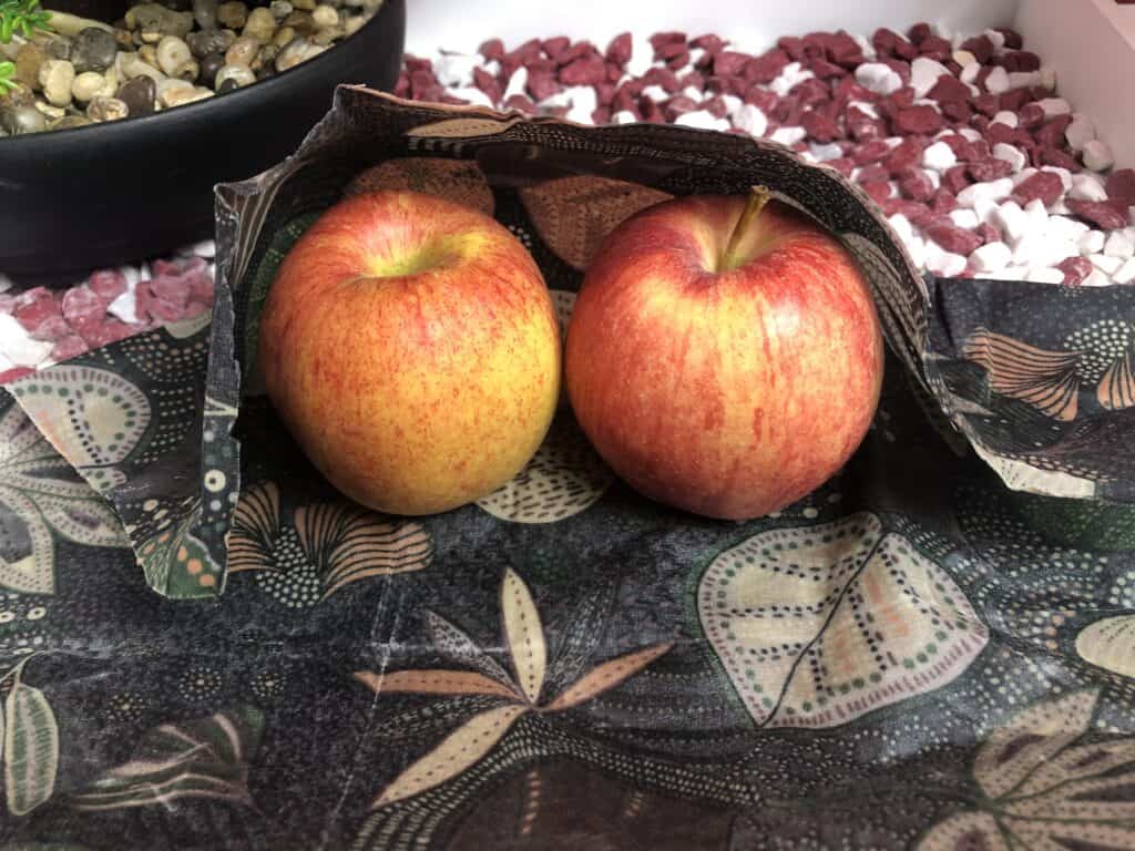 Zwei Äpfel im Bienenwachstuch der Imkerei Hardt