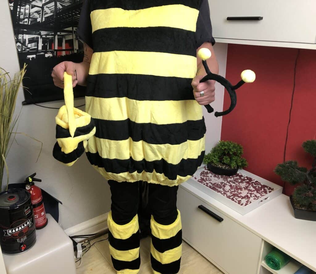 Ich mit dem Kostümpalast Plüsch Bienenkostüm