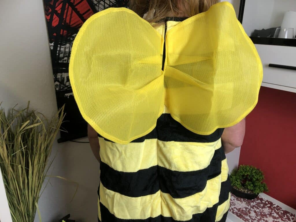Das Kostümpalast Plüsch Bienenkostüm von hinten mit den Flügeln