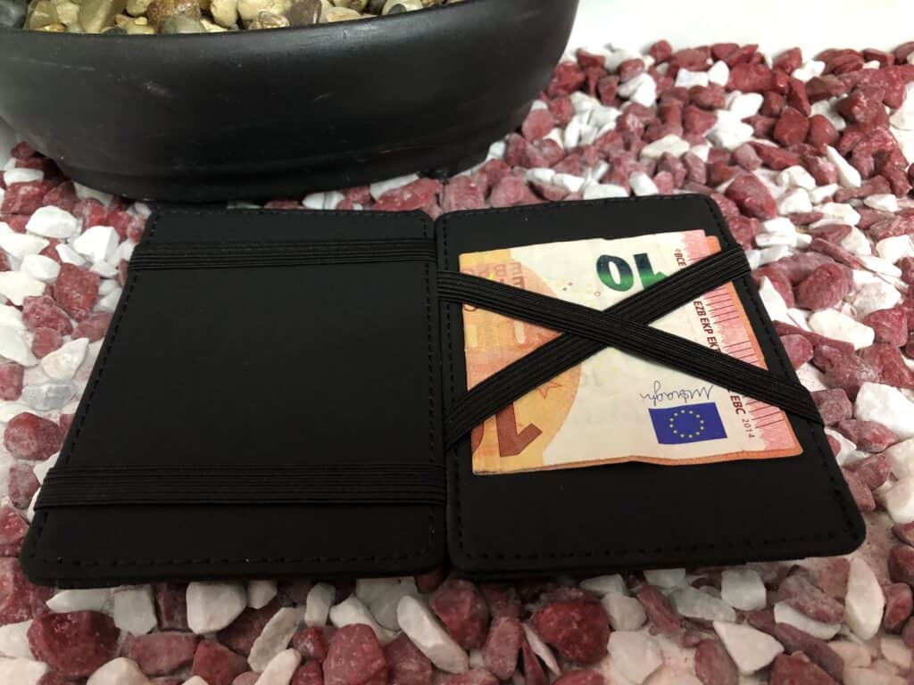 Die Magic-Flap-Funktion mit Geldschein des PavoEquipo Magic Wallet