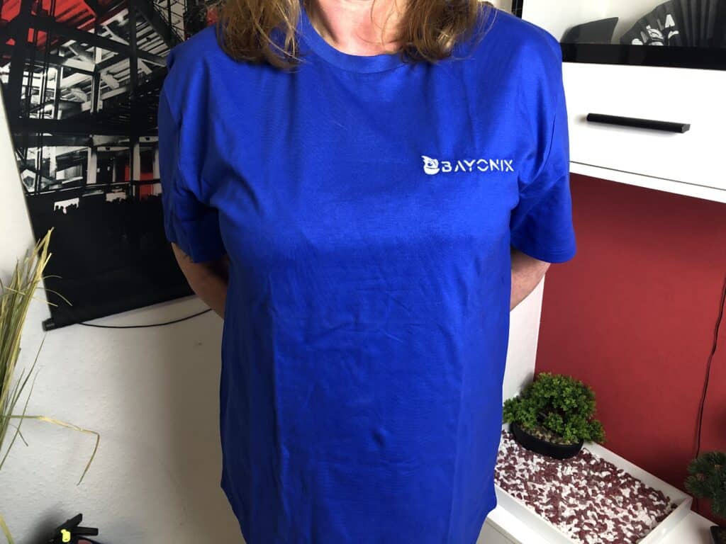 Das Bayonix T-Shirt, was vollständig kompostierbar ist