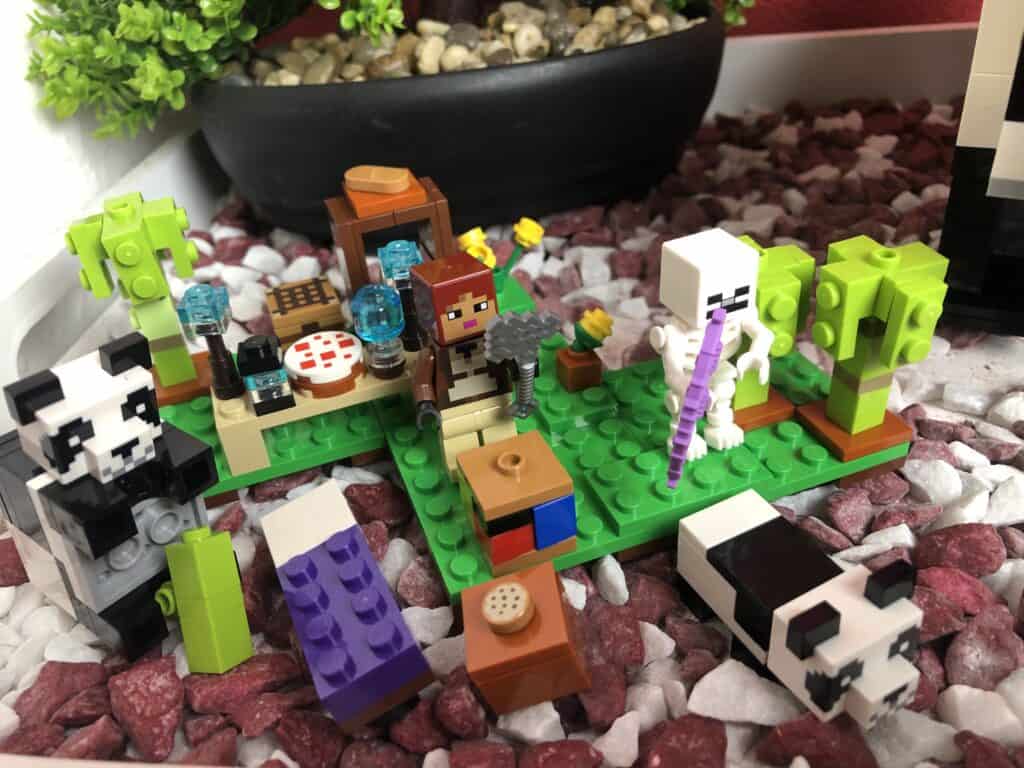 Die kleine Grünfläche mit den Figuren des LEGO 21245 Minecraft Pandahaus