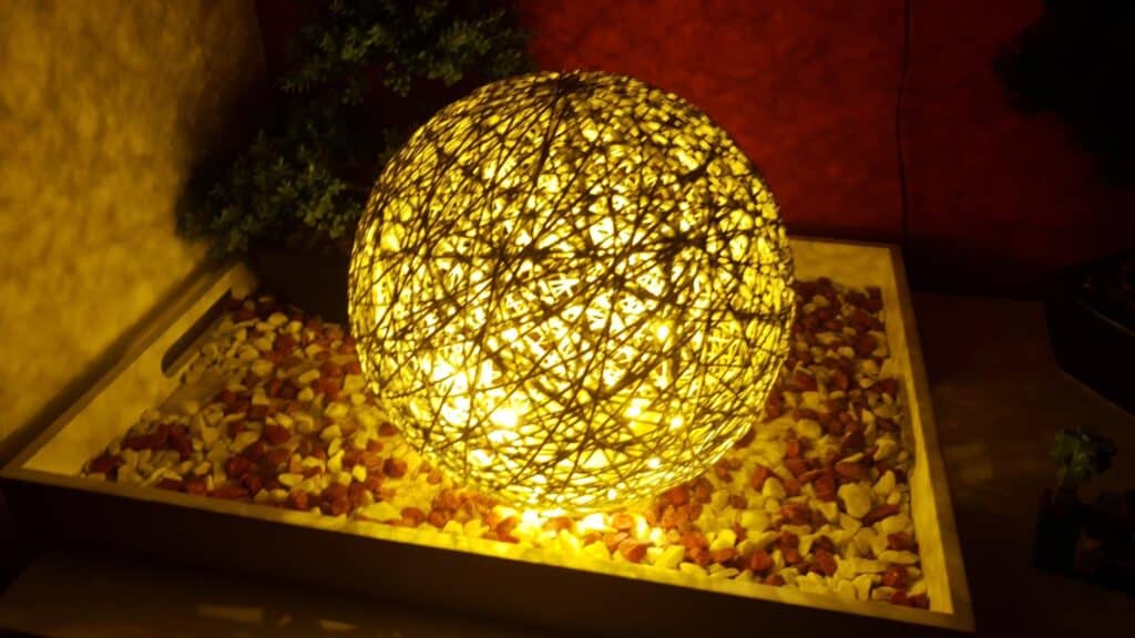 Der e-Trado Amare LED Ball beleuchtet