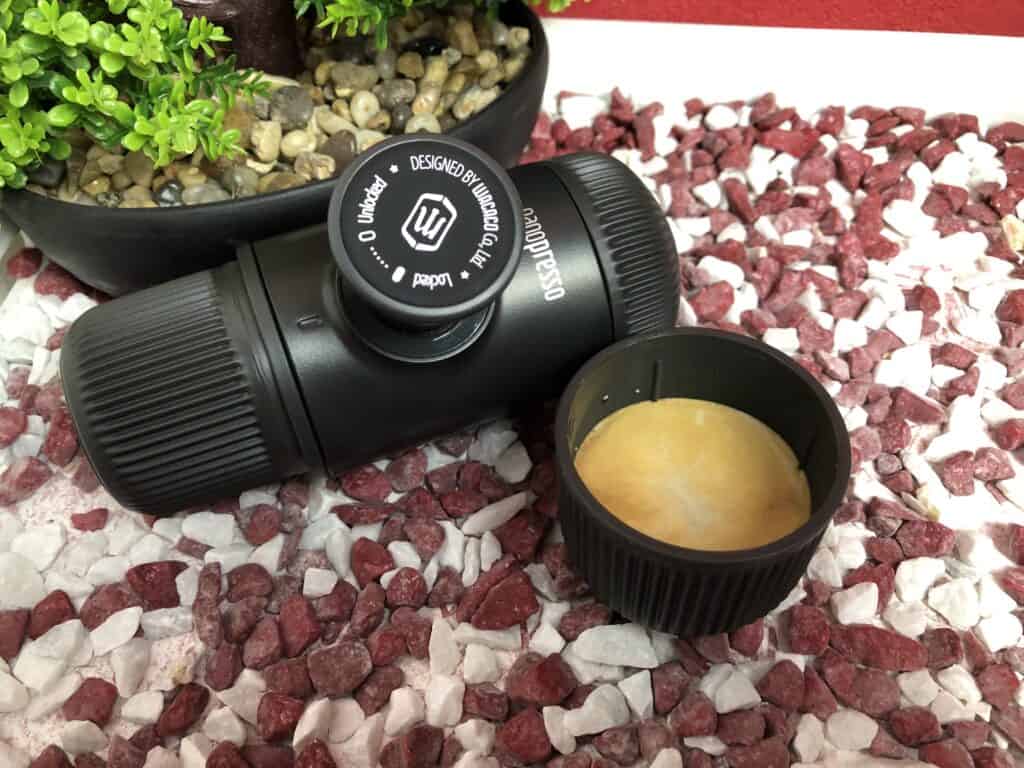 Der fertige Kaffee mit der Fluchtrucksack Nanopresso Tragbare Espressomaschine
