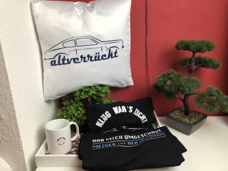 Zwei T-Shirts, eine Tasse und ein Kissen von altverrückt