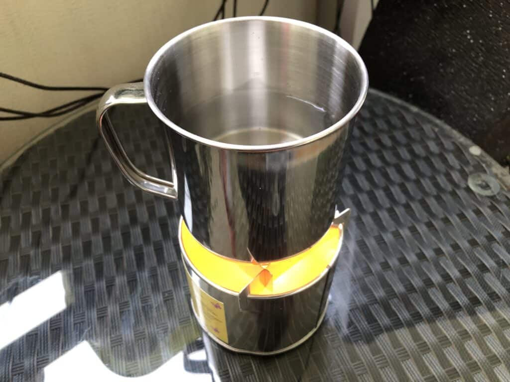 Nun wird das Wasser erhitzt in der Edelstahl Tasse