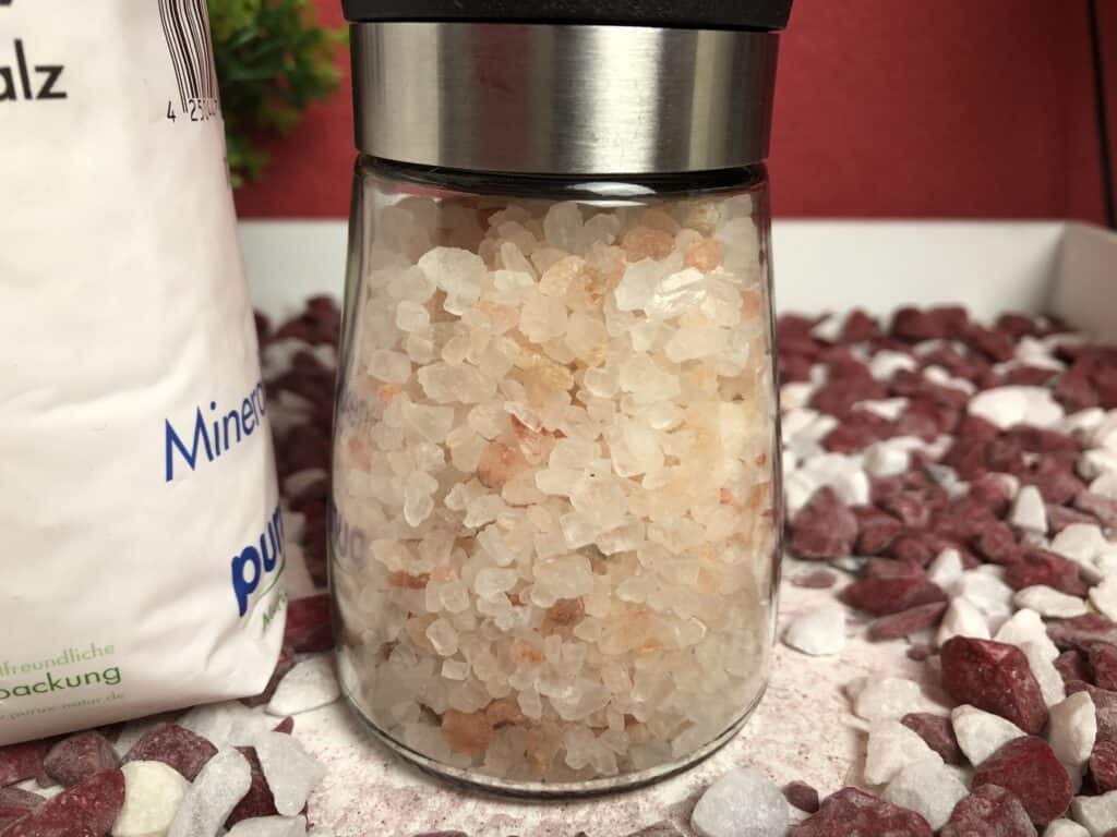 Hier sieht man das Purux Himalaya Style Pinkes Salz in der Mühle