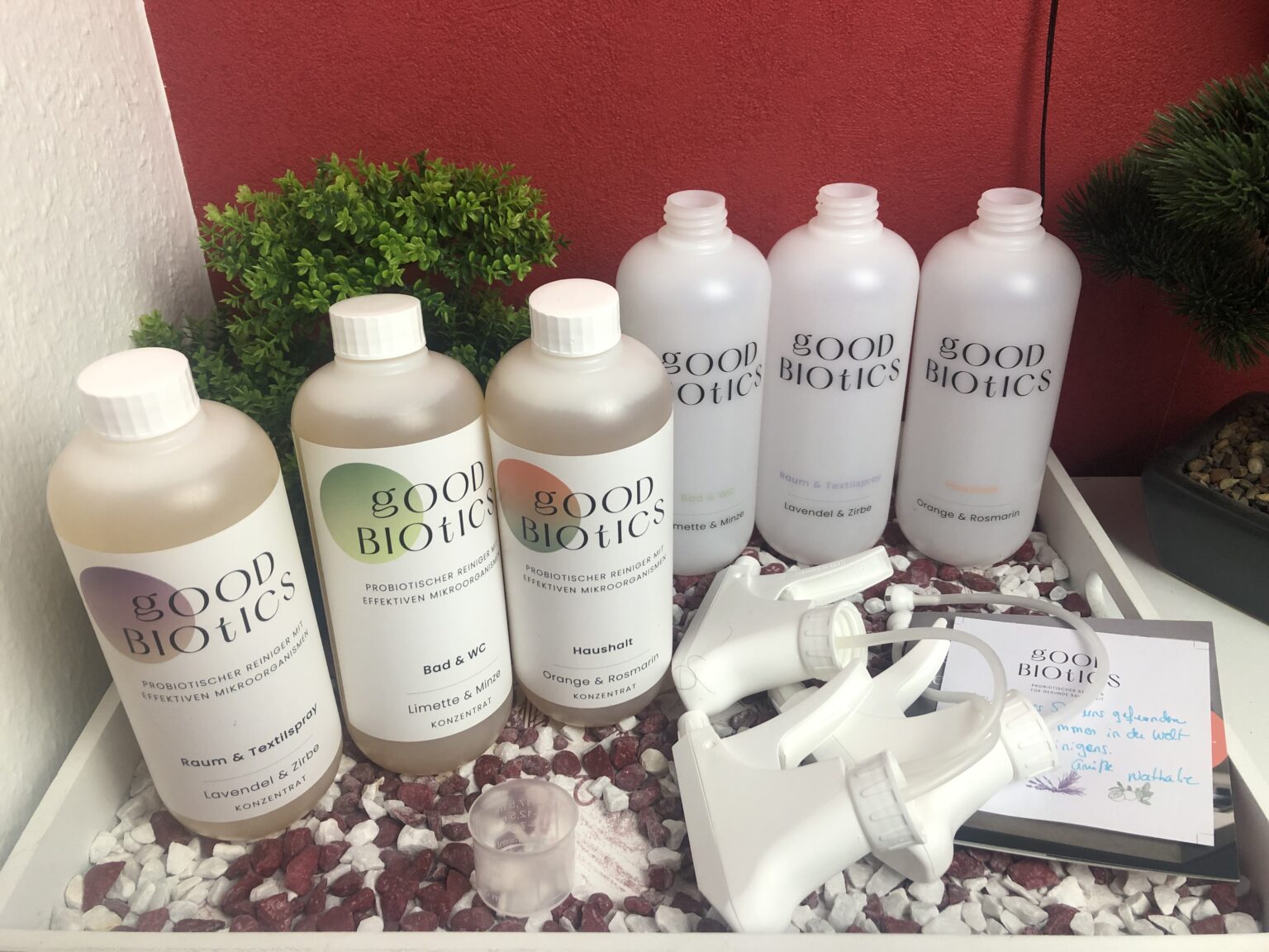 Die drei Sorten Reiniger plus Flaschen von Good Biotics