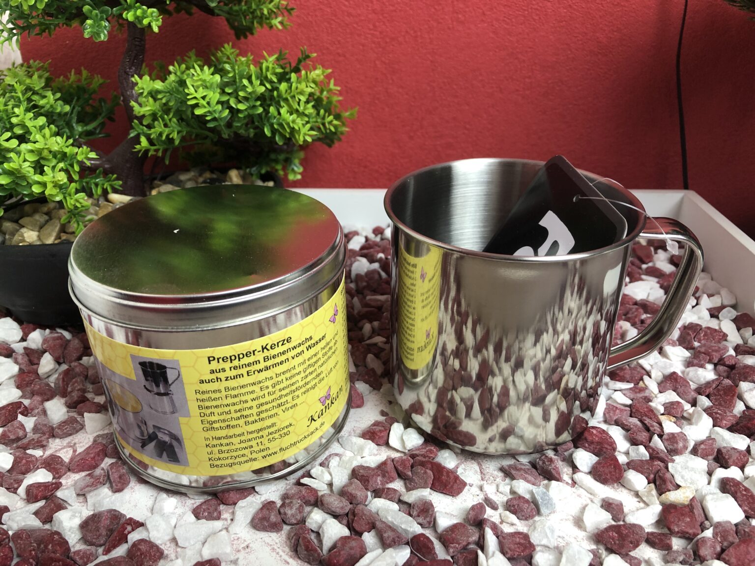 Die Fluchtrucksack Bienenwachs Prepperkerze mit Tasse