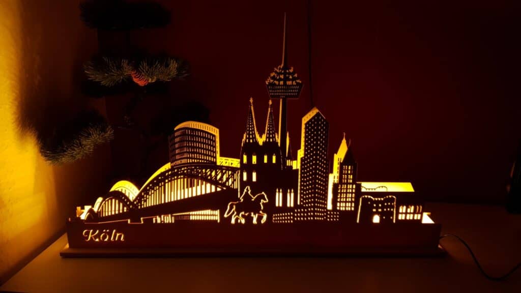 Der Lichtbogenmanufaktur Skyline "Köln" beleuchtet