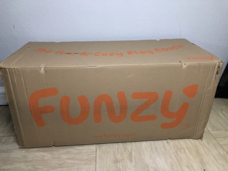 Das Funzy Spielsofa verpackt mit Aufschrift