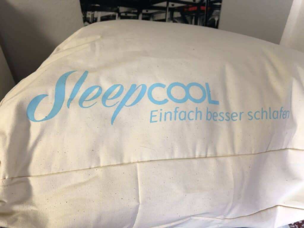 Mein SleepCOOL Temperaturregulierendes Kopfkissen 80x80cm COOL.Cloud in der Tasche