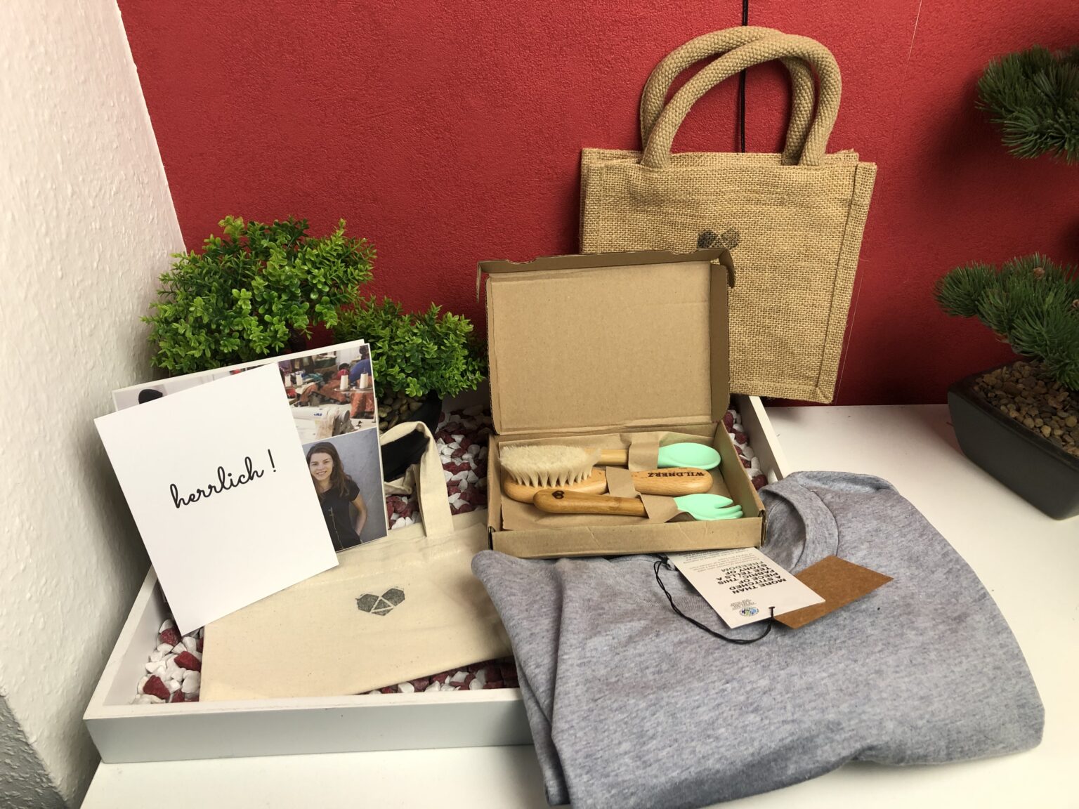 Mein Paket von Umfahrer Kommunikation mit kleinen Taschen, T-Shirt sowie die Baby Box