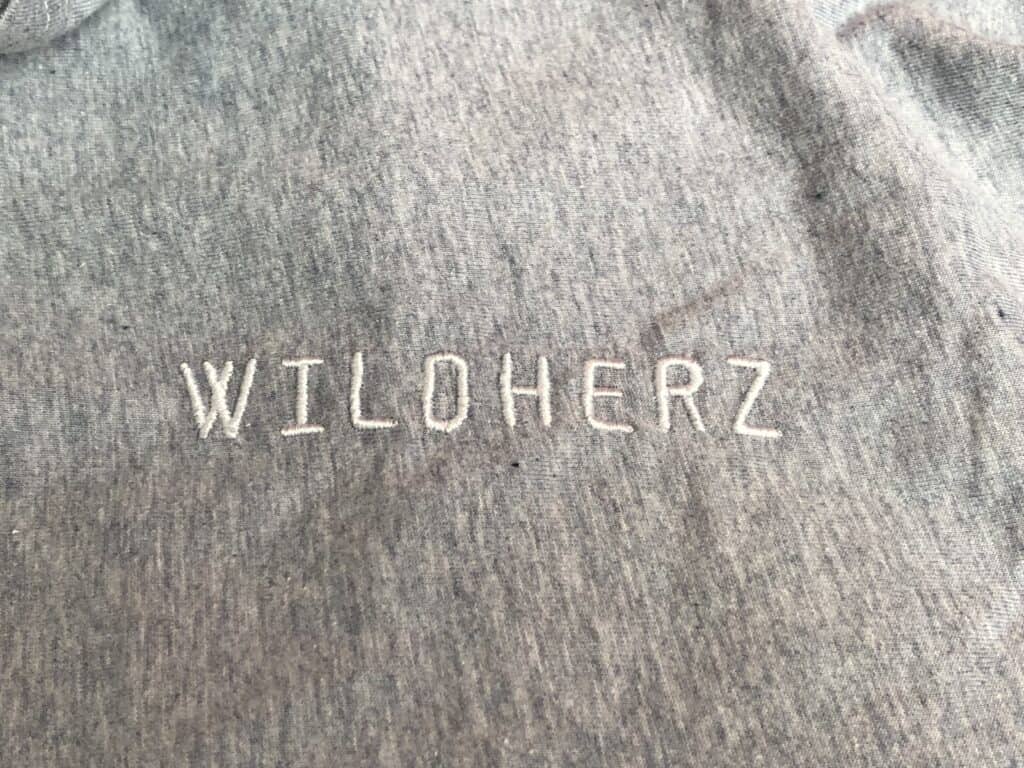 Die Stickerei Wildherz auf dem T-Shirt von der Umfahrer Kommunikation