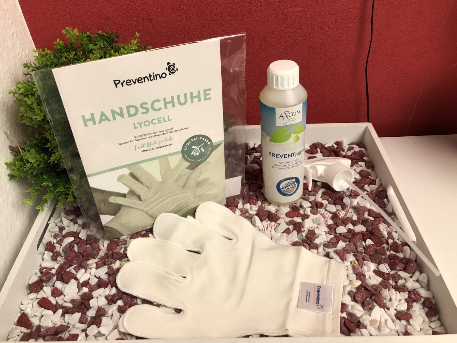 Die Allcon Zusatzprodukte wie das Milbenspray Prevent Niem und die Prevent Handschuhe aus Lyocell