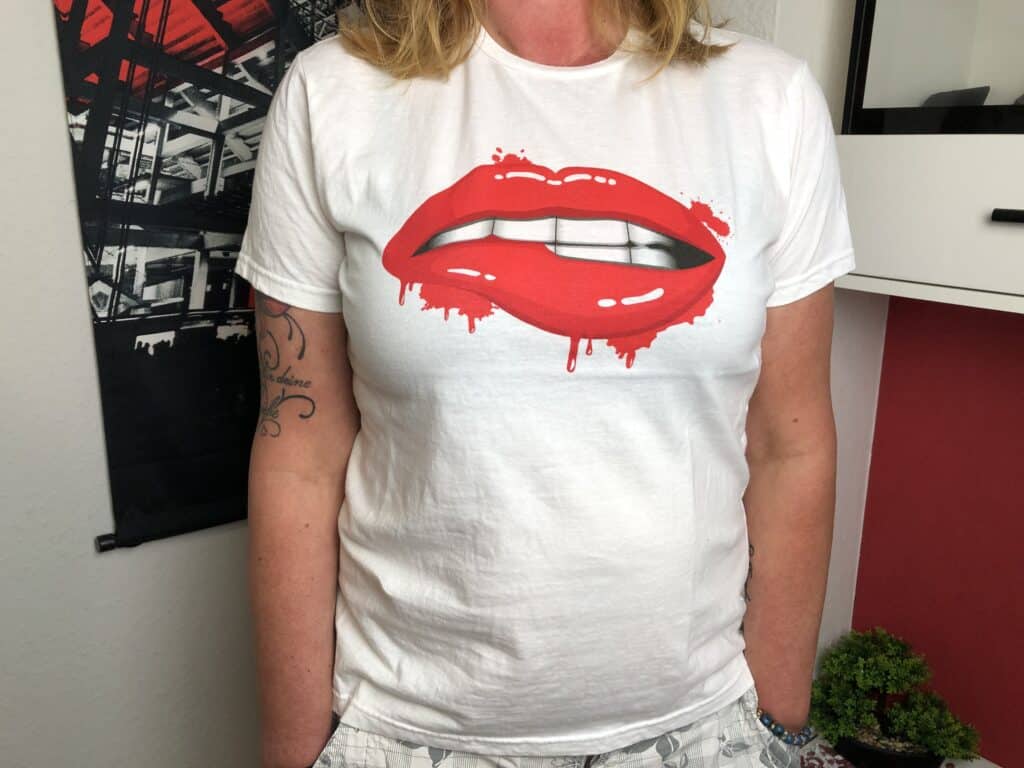 Das Frauen T-Shirt Lips von kate Emmandee