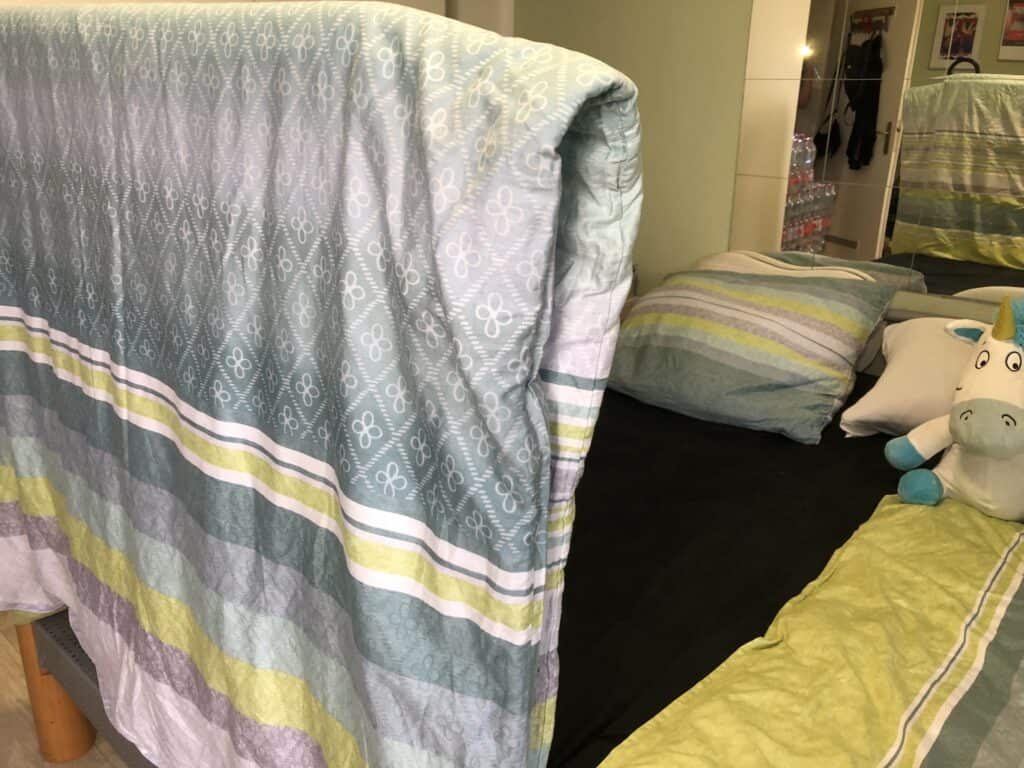 Die Bettdecke wird gelüftet mit dem 4Inventions AIRZAG Bettdeckenlüfter