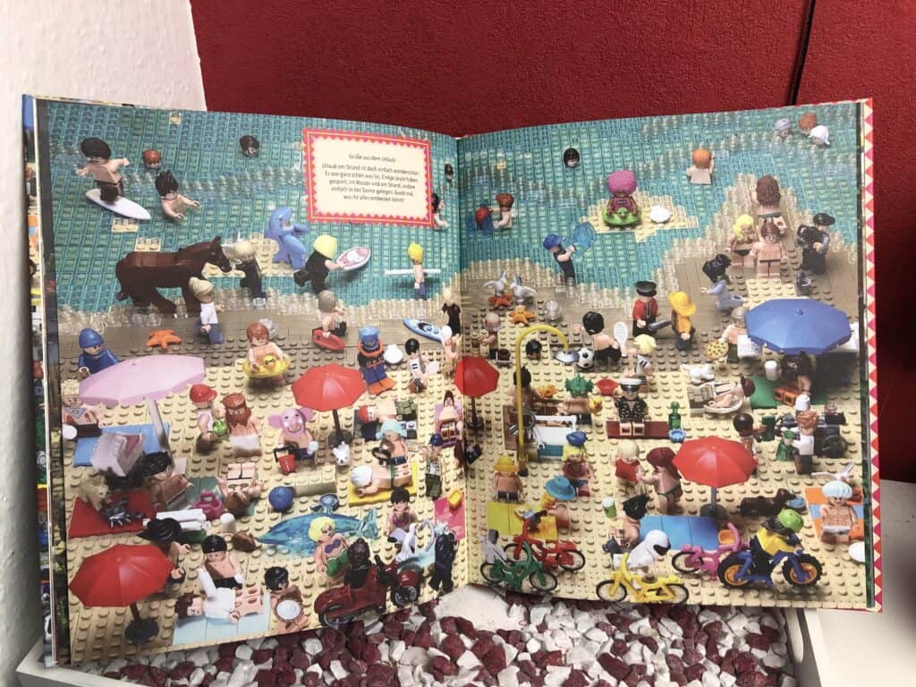 Das Wimmelbuch der Lego Steine, Grüße aus dem Urlaub