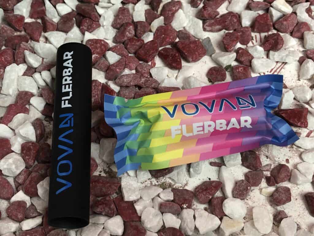 Das Worldwidevapes Vovan Flerbar Basisgerät mit dem Pod