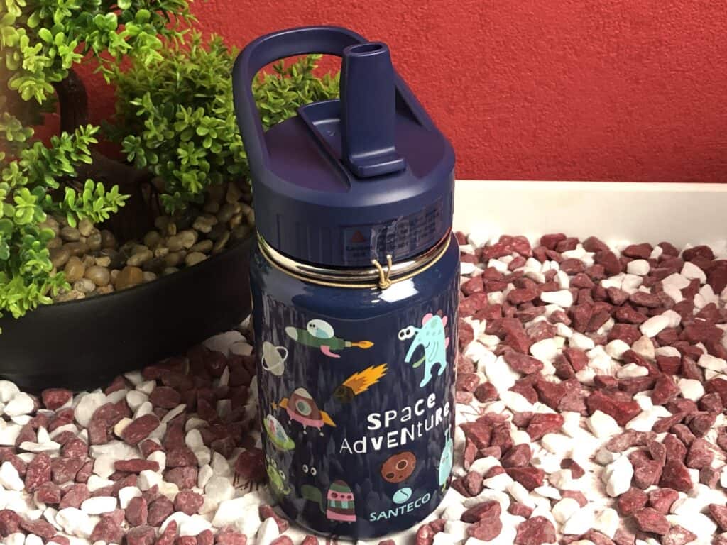 Santeco Kinder Trinkflasche mit ausgeklappten Strohhalm