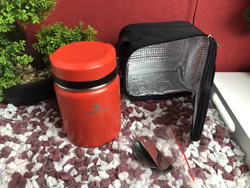 Mein Santeco Thermobehälter in Rot mit der Isoliertasche und dem Löffel