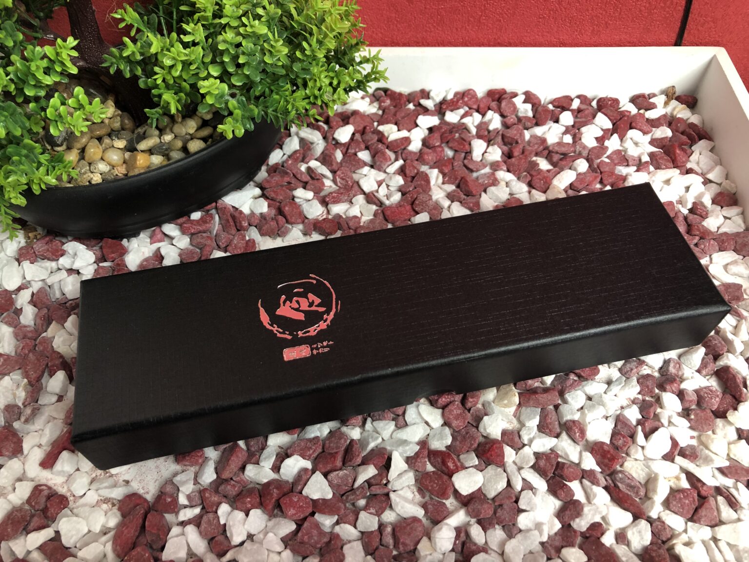 Das Japaknives Outdoor Messer in edler, schwarzer Verpackung
