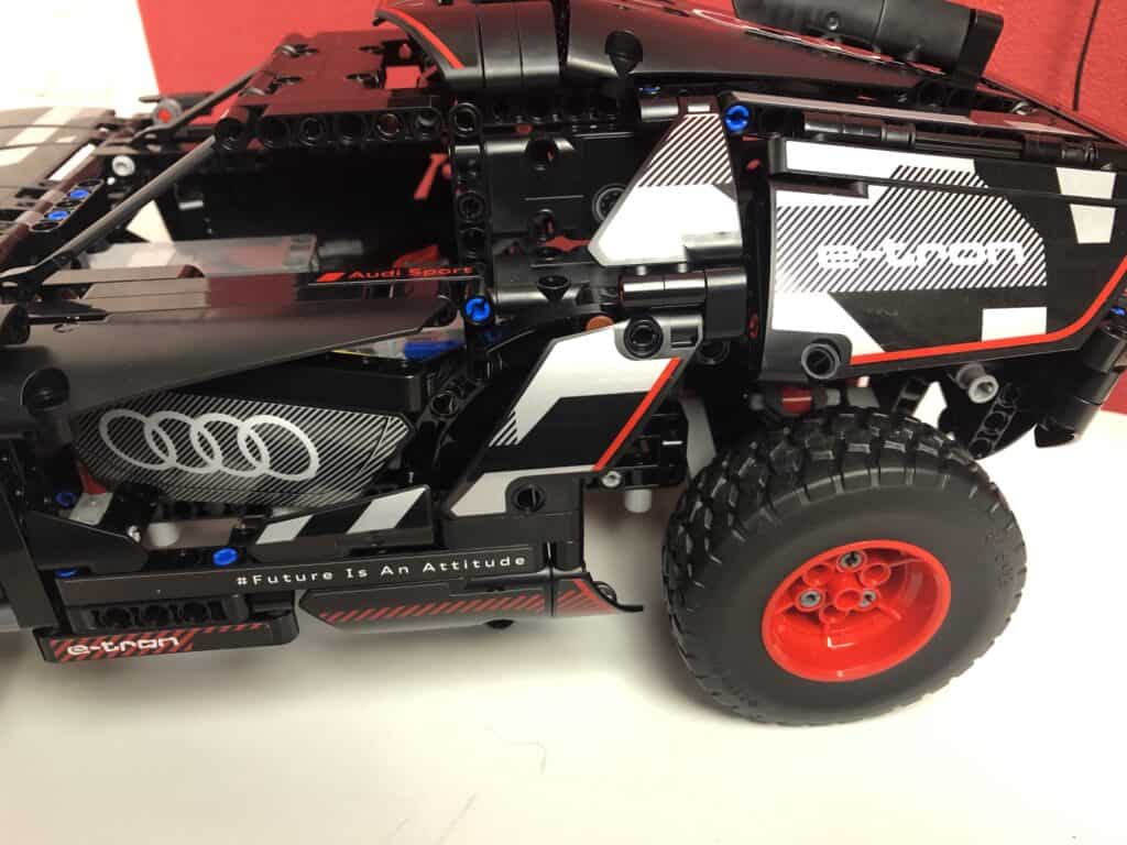 Der LEGO Audi e-tron von der Seite