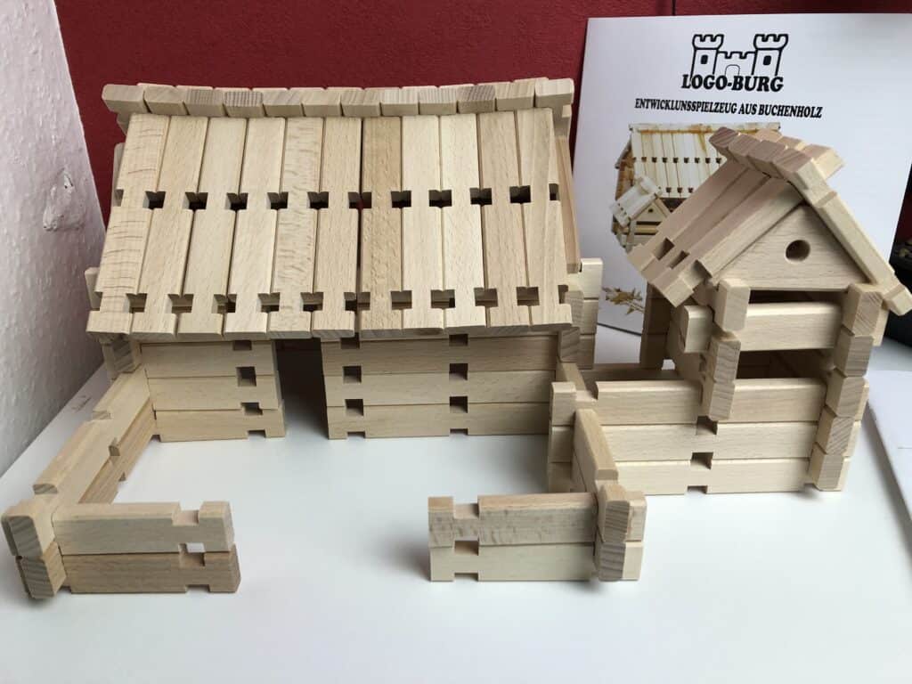 Mit dem LogoBurg Holzspielzeug kann zum Beispiel ein Haus gebaut werden
