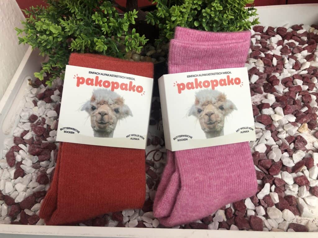 Die Pakopako Crew Socken in Rosa und Rot