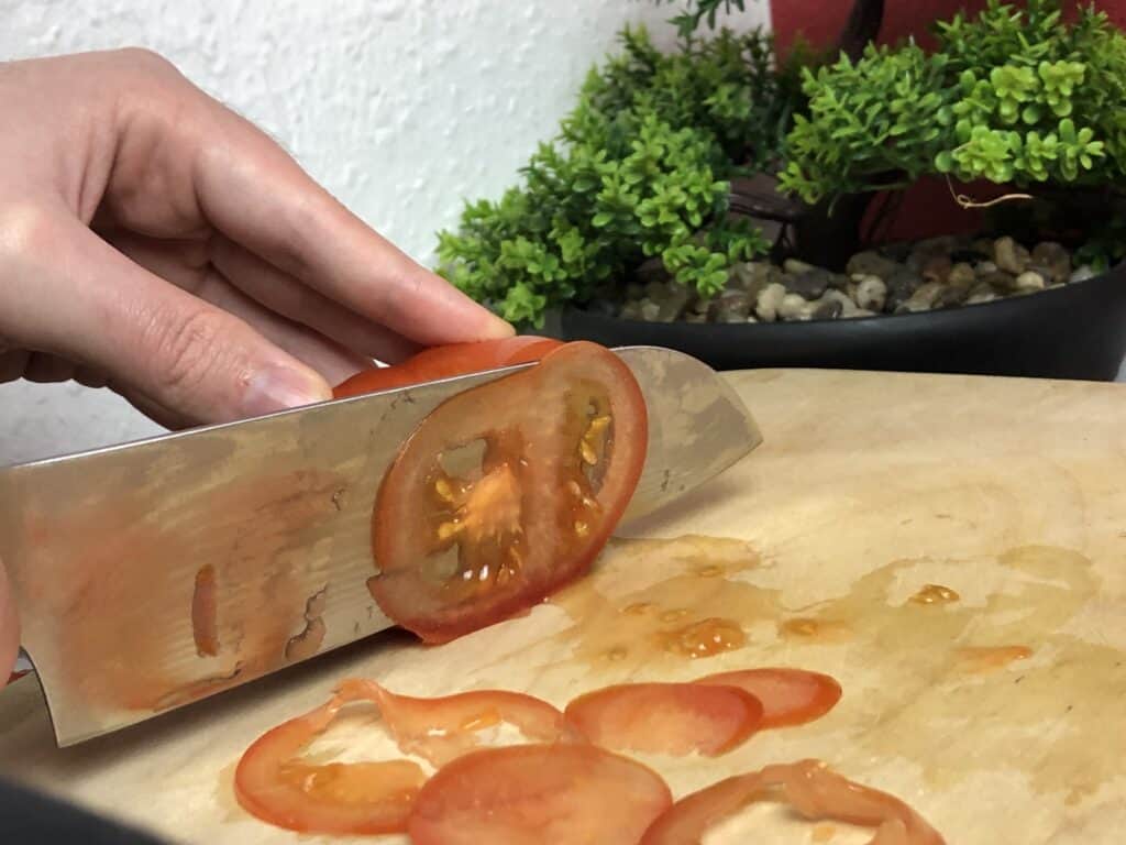 Das Timbertonic Santokumesser gleitet nur so durch die Tomate