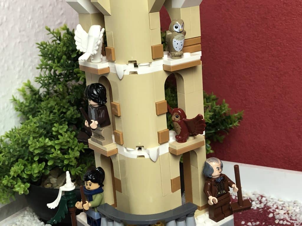 Hier sieht man die Eulen und die Figuren des Lego Harry Potter Eulerei auf Schloss Hogwarts