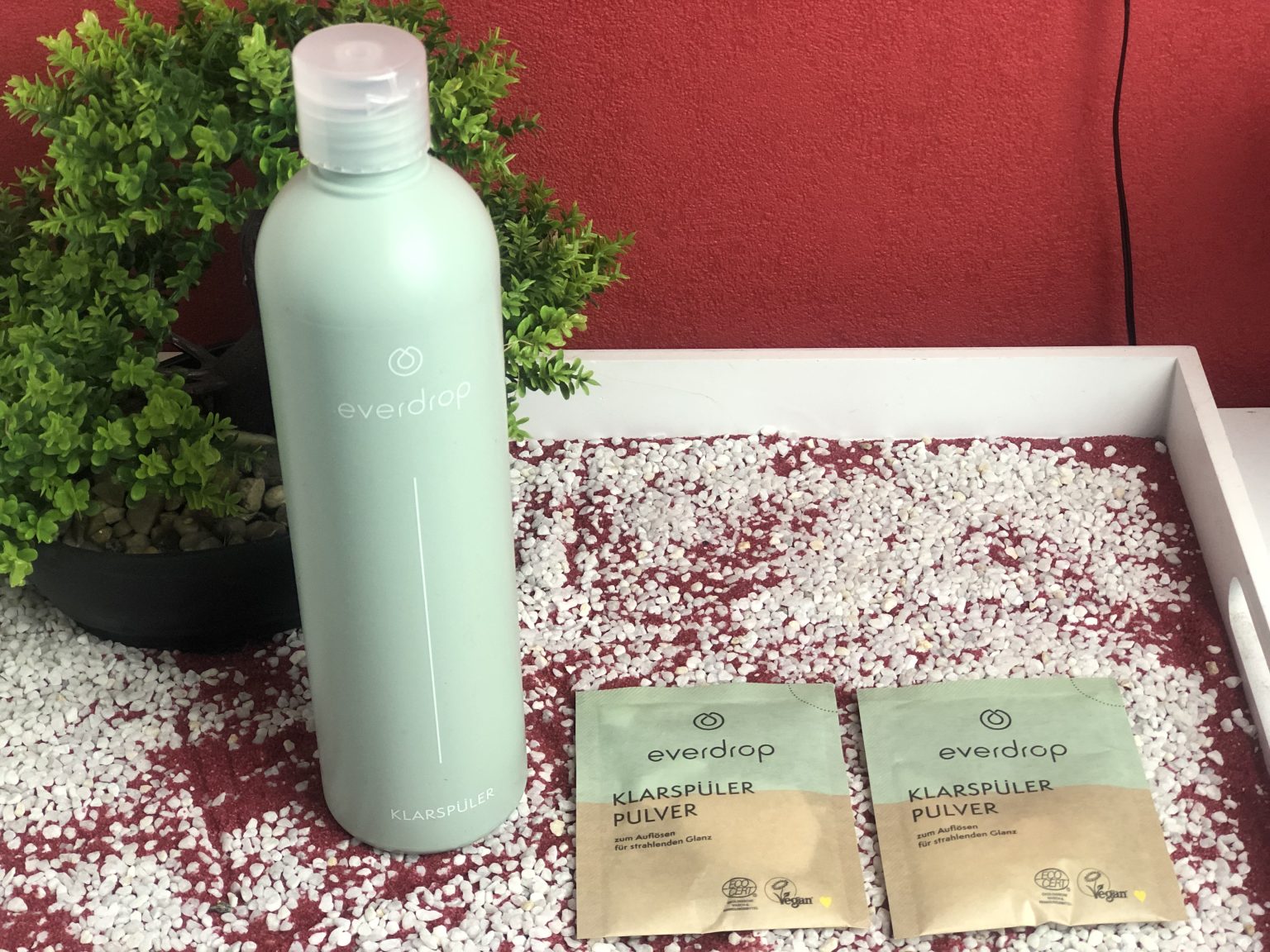 Das Everdrop Klarspüler Pulver plus die schicke Flasche