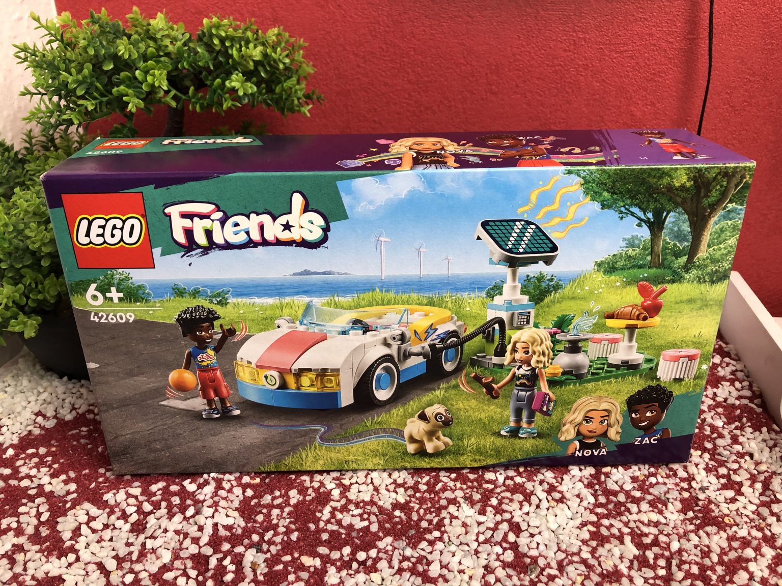 Das Lego Friends E-Auto mit Ladestation
