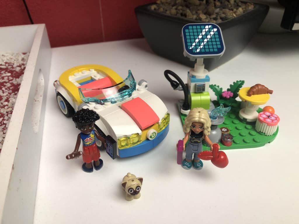 So schaut das Lego Friends E-Auto mit Ladestation aufgebaut auf