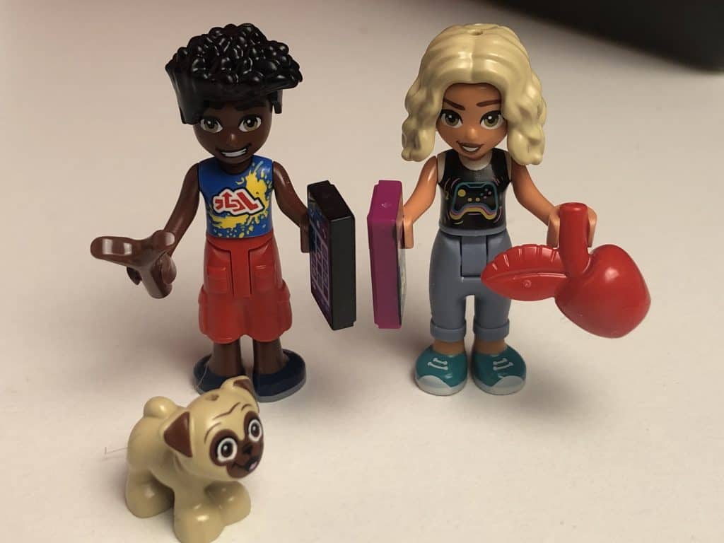 Die beiden Figuren Zac und Nova von dem Set Lego Friends E-Auto