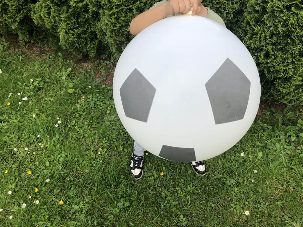 Der riesen Luftballon im Fußball Design