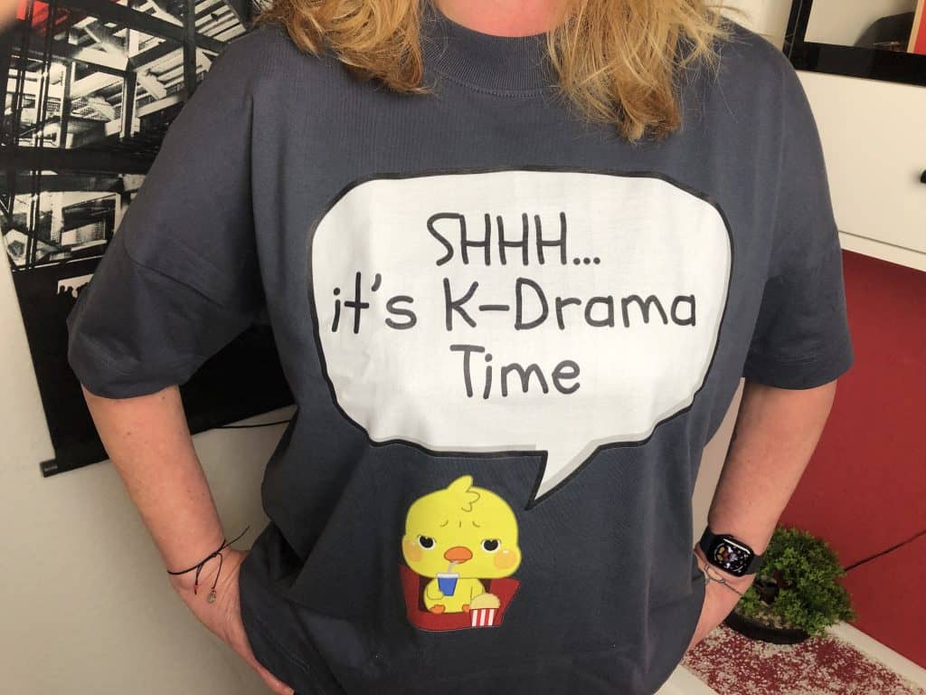 Das Space of K-Drama Shirt getragen