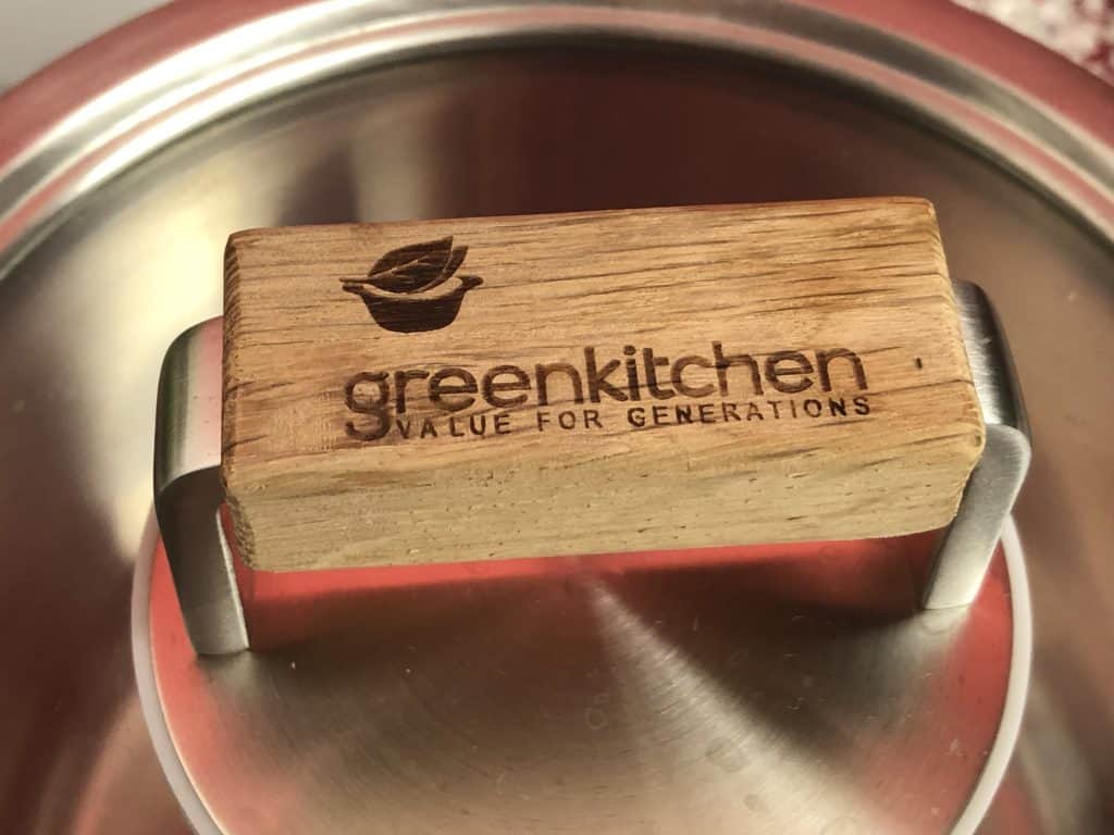 Der Holzgriff von den Deckeln aus dem GreenKitchen Topf-Set