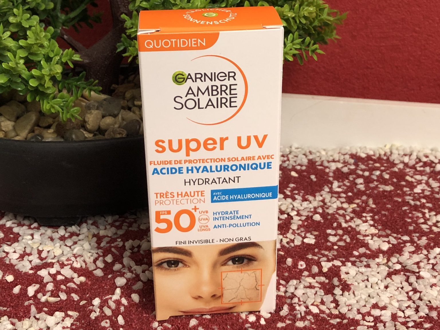 Das Ambre Solaire super UV Hyaluronsäure Sonnenfluid