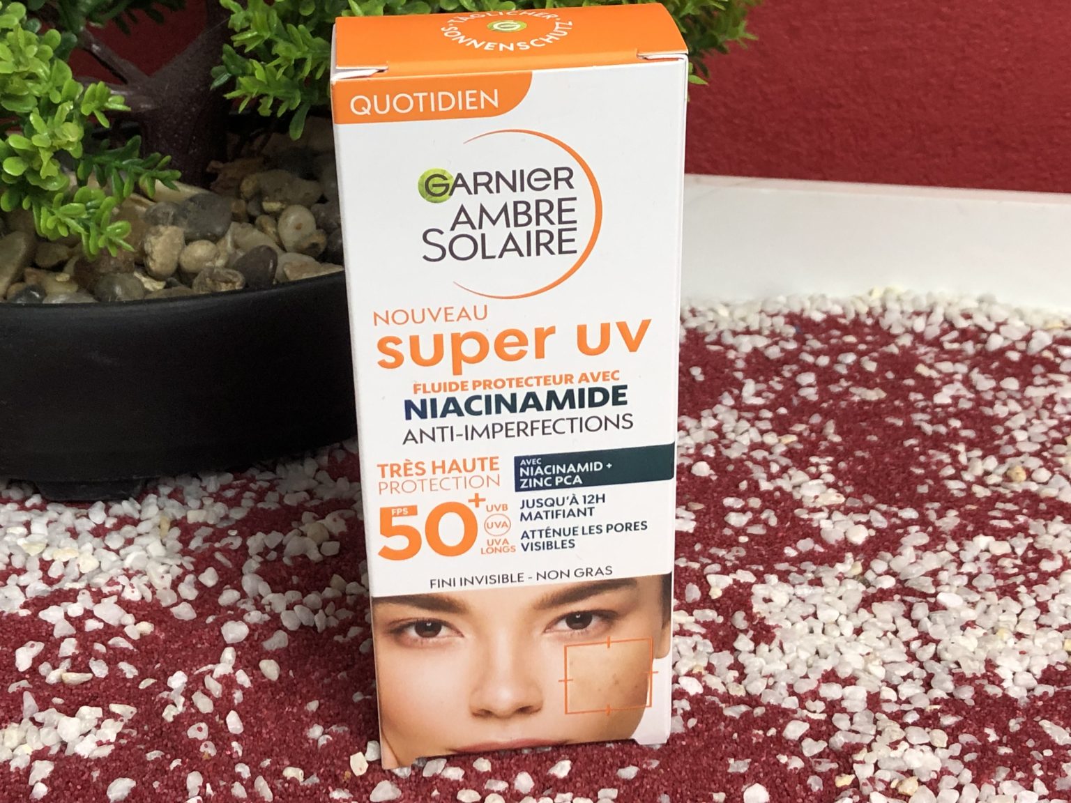 Das Ambre Solaire super UV Niacinamide Sonnenfluid